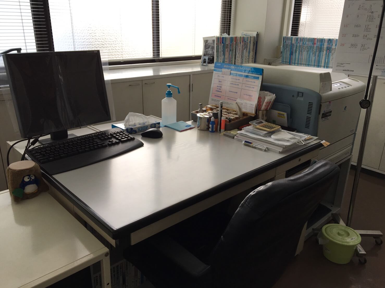 診察室院長の机の写真